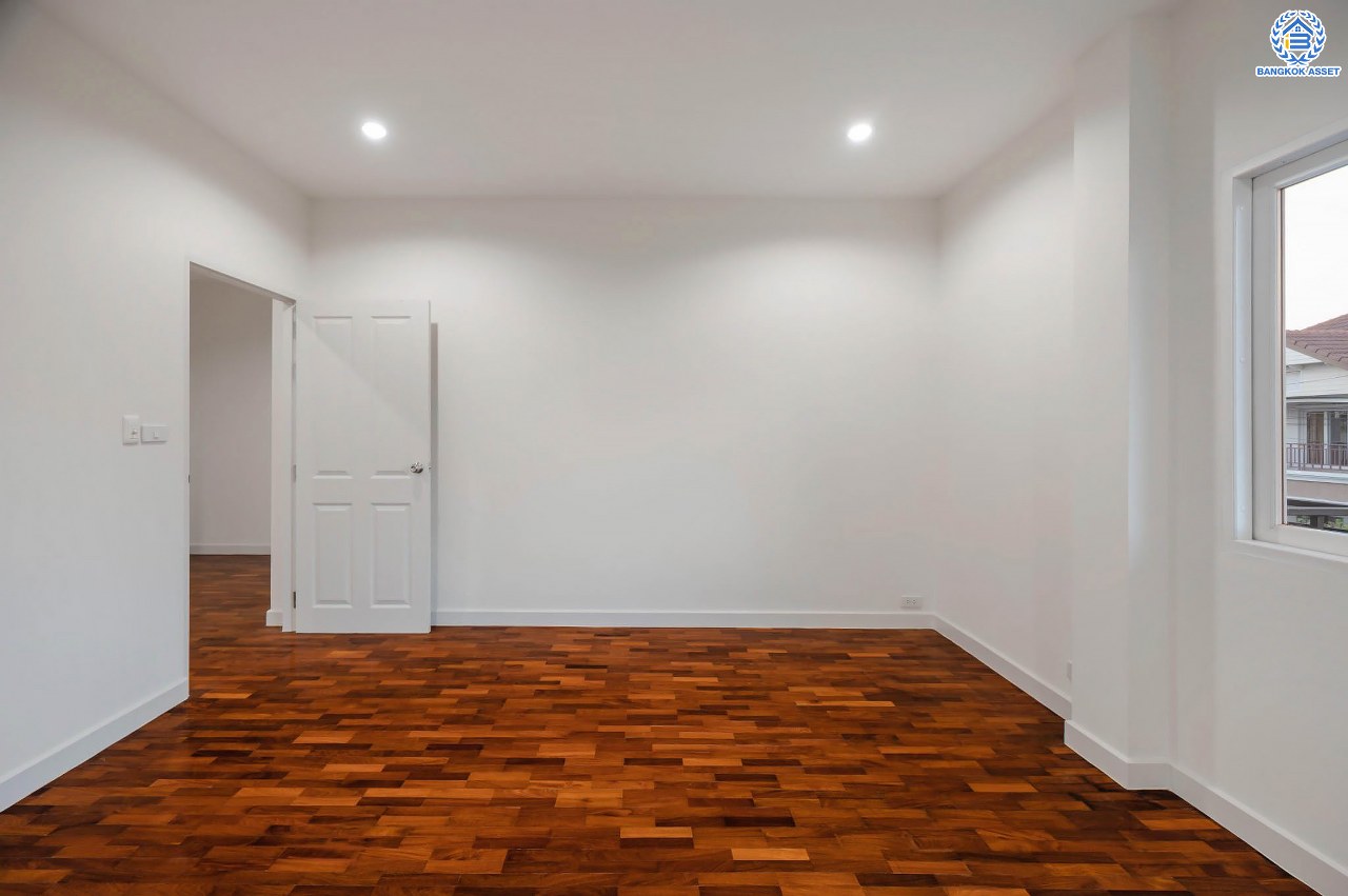 บ้านมือสองตกแต่งใหม่ โครงการ นนท์ณิชา พระนั่งเกล้า เนื้อที่กว้าง 67.5 ตร.ว. ฟังก์ชัน 3 ห้องนอน 3 ห้องน้ำ 1 ห้องอเนกประสงค์ 2 จอดรถ บนทำเลศักยภาพ ติดถนนรัตนาธิเบศร์ เชื่อมต่อถนนชัยพฤกษ์ ใกล้รถไฟฟ้าสายสีม่วง "สถานีไทรม้า" และจุดขึ้นทางด่วน "งามวงศ์วาน"